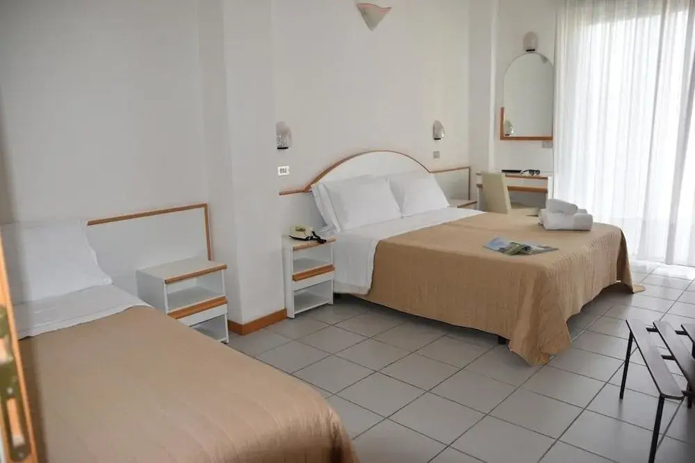 Universal Hotel & Homes