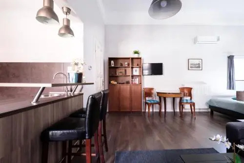 Andrassy Garden Apt in Center