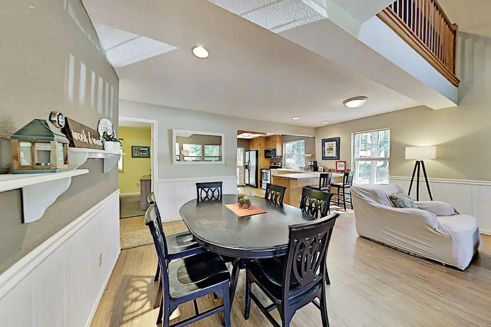 Tranquil Big Deck, Pool Table, Near Trails 3 Bedroom Home