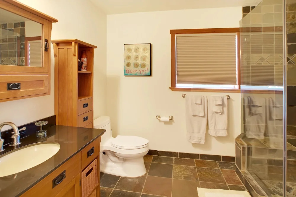Lake House W/ Decks & Hot Tub 3 Bedroom Cabin