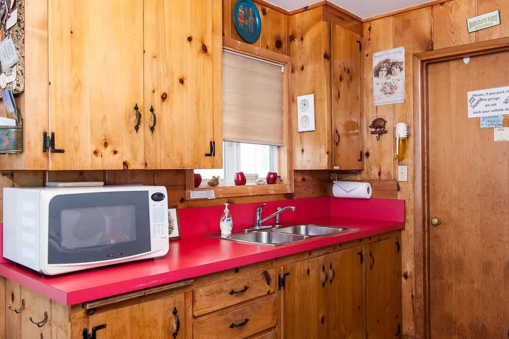 Beach Bungalow Roads End 2 Br cottage by RedAwning
