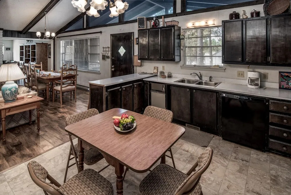 Aztex Retreat - Three Bedroom Cabin