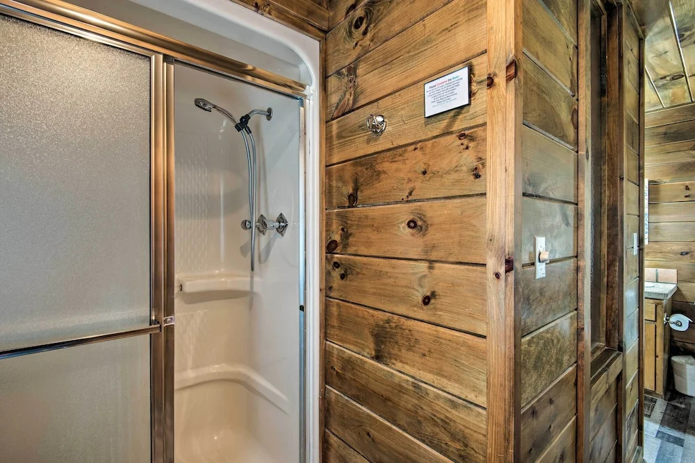 Broken Bow Mountaintop Home w/ Hot Tub!