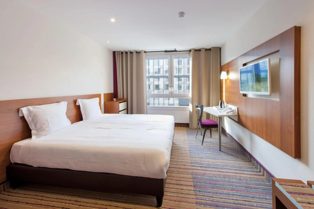 Отель Spark by Hilton Lyon Ouest
