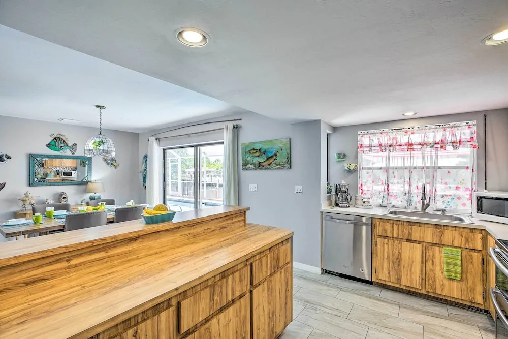 Heated Pool + Lanai: Matlacha Isles Getaway