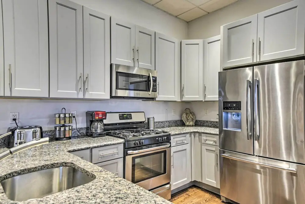 Pet-friendly Apartment, 6 Miles to Downtown