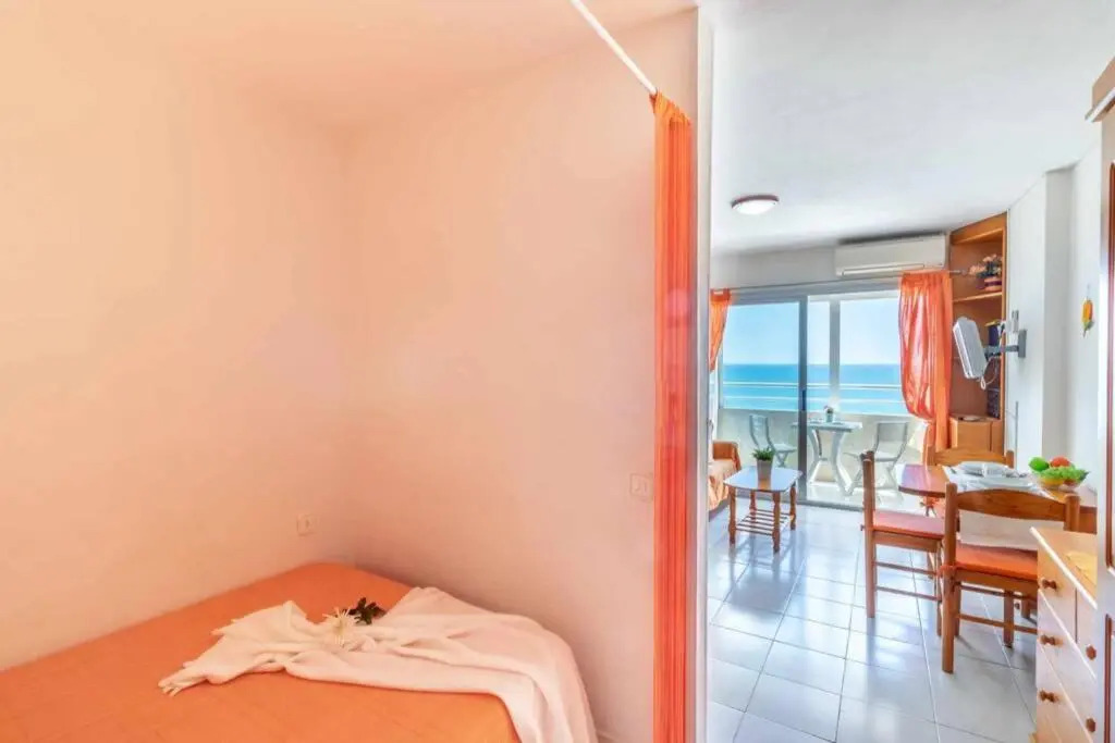 13-02 Bonito estudio con vistas al mar