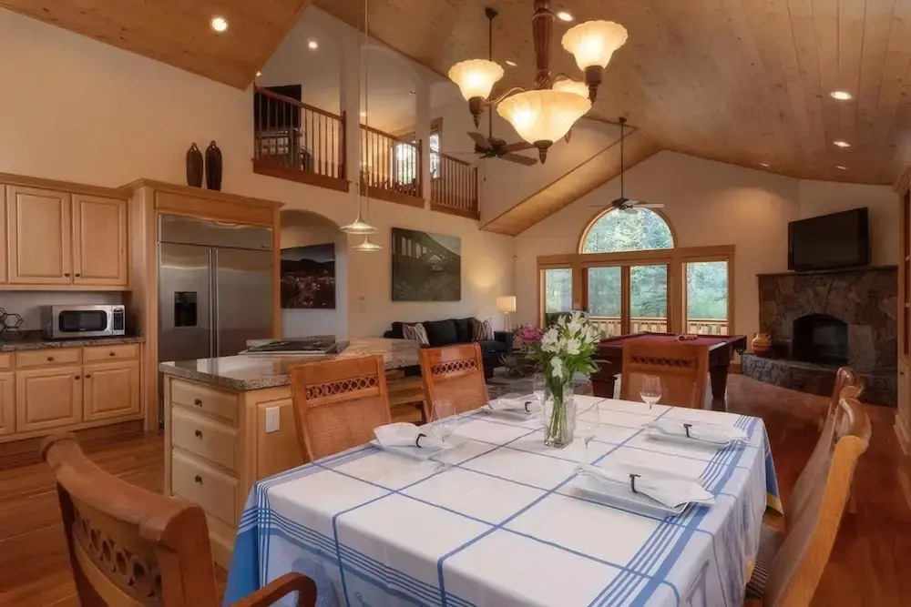 Donner Ridge by Avantstay Minutes to Skiing Deck Ping Pong Pool Table