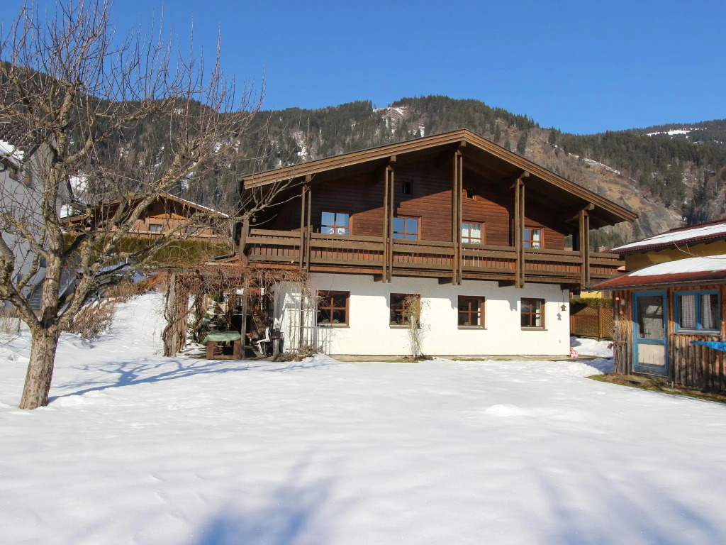Quaint Mansion near ski bus in Goldegg