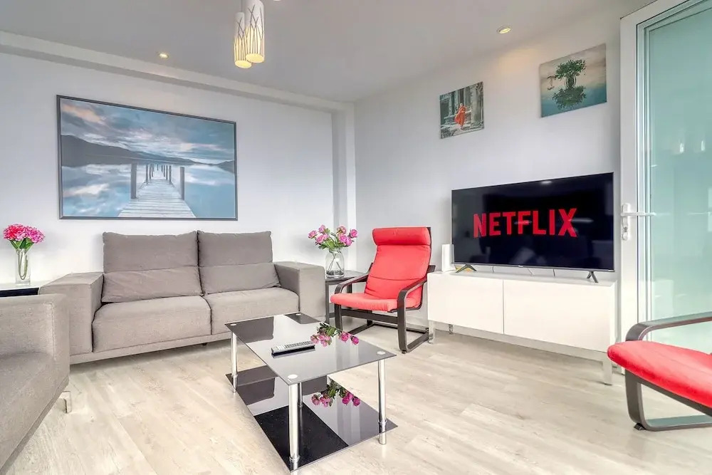 Spacious Central Apt w Private Parking Ocean View