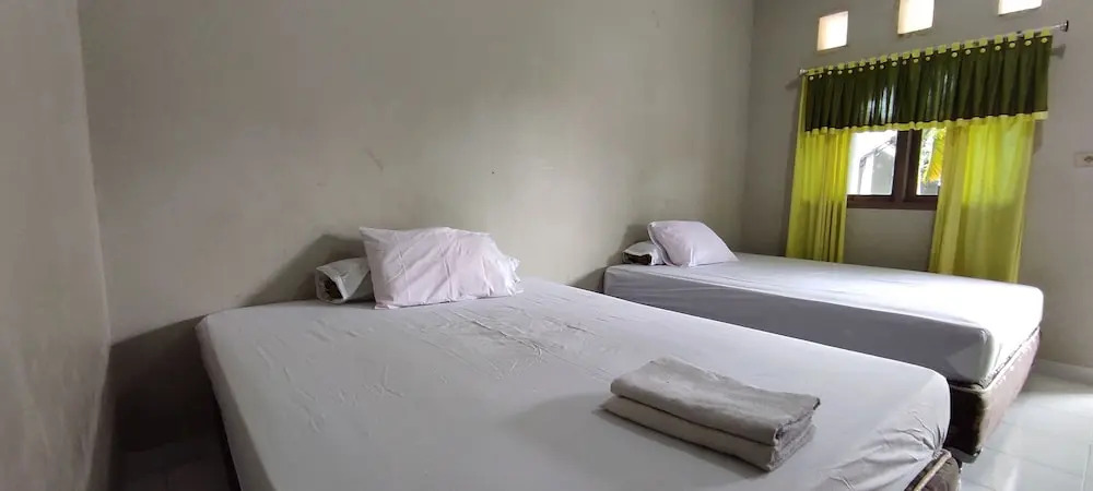 OYO 93051 Wisma Syariah Buloe Near Lapangan Abubakar Lambogo Batili Enrekang