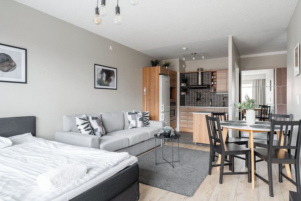 1BR Apt and Balcony next to Railway Station