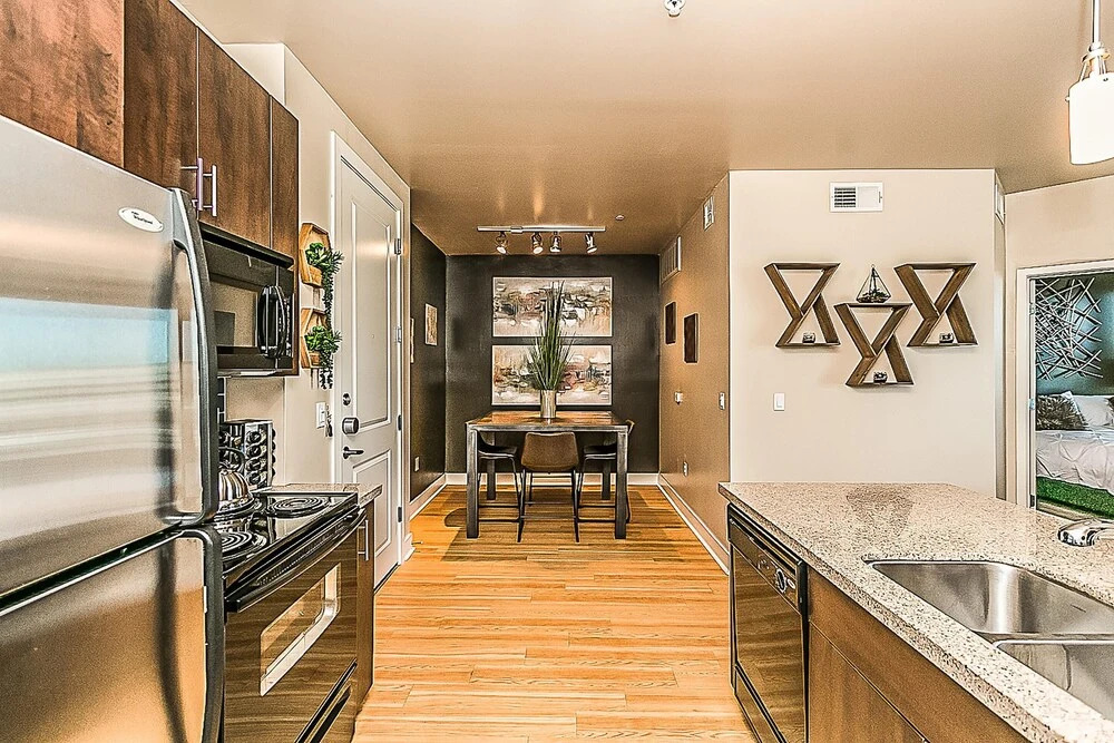 Upscale 2 BR King, Walk to Shops & Dining w/Parking (4036)