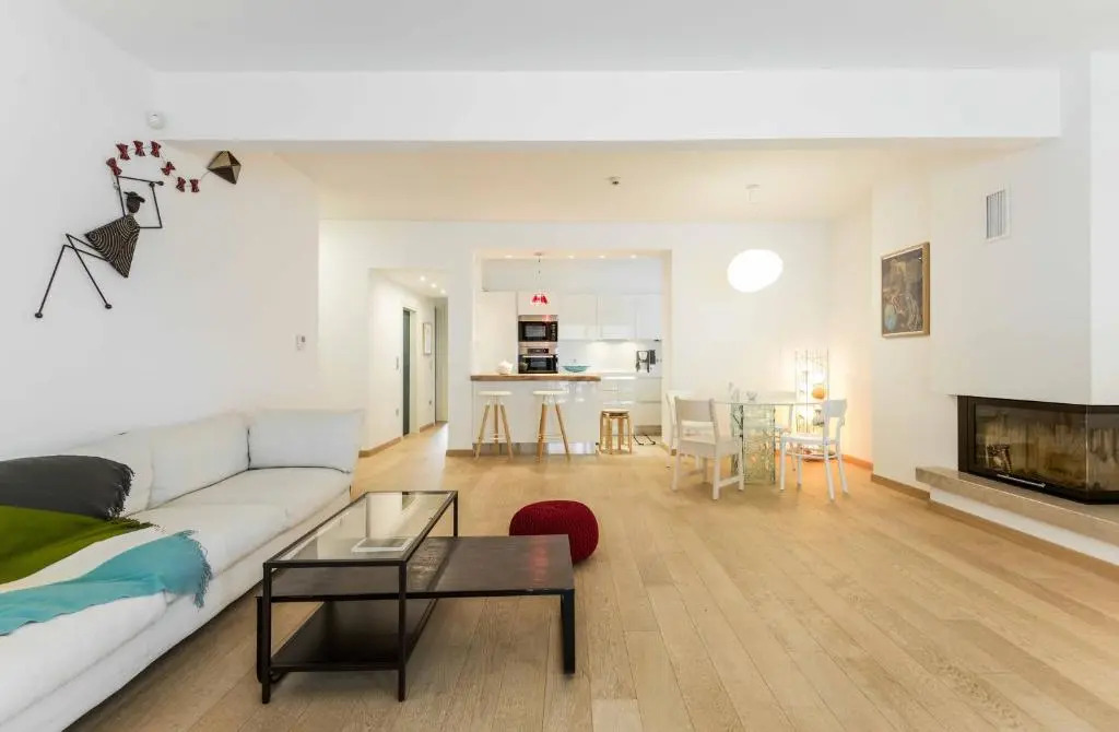 Brand new stylish 3 bdrm apartment with terrace