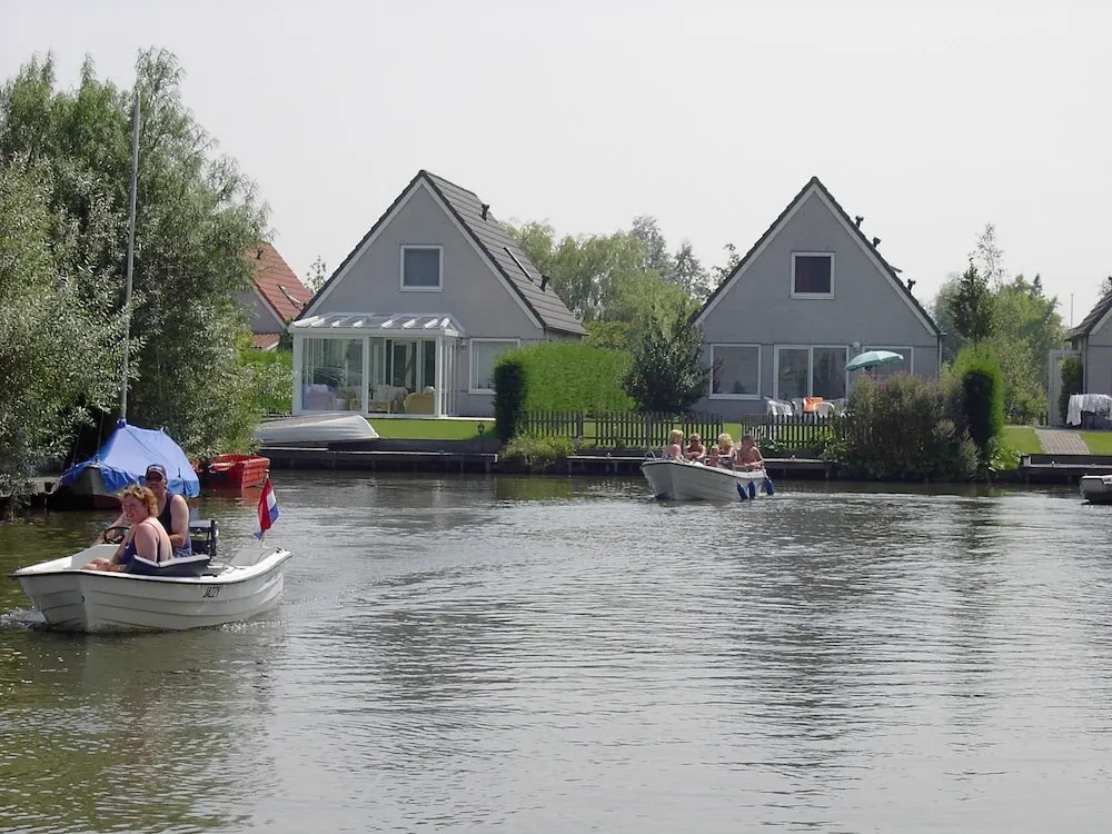 Tidy Bungalow With Dishwasher, Close to the Water