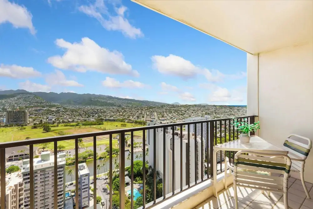 Waikiki Banyan 3409