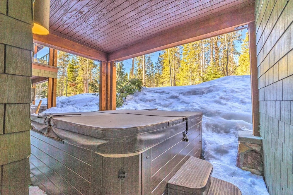 Central Mammoth Lakes Townhome ~ 1 Mi to Slopes