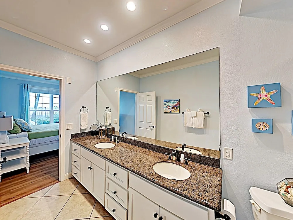 New Listing! Gulf Tropicana - Beach Access & Pools 2 Bedroom Condo