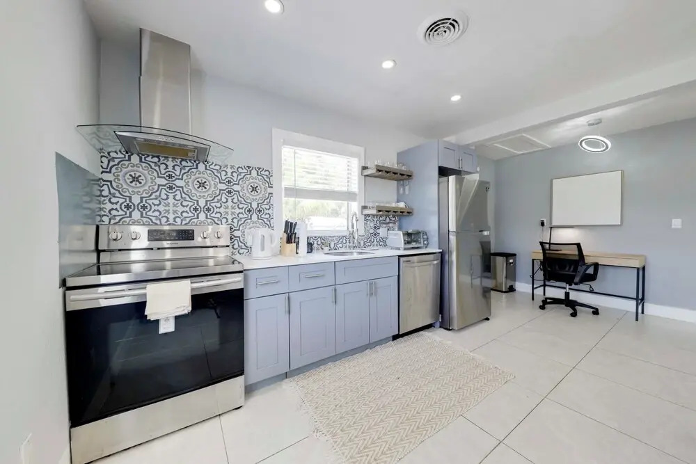 Patio & Heated Swim Spa Access: Home in Hollywood