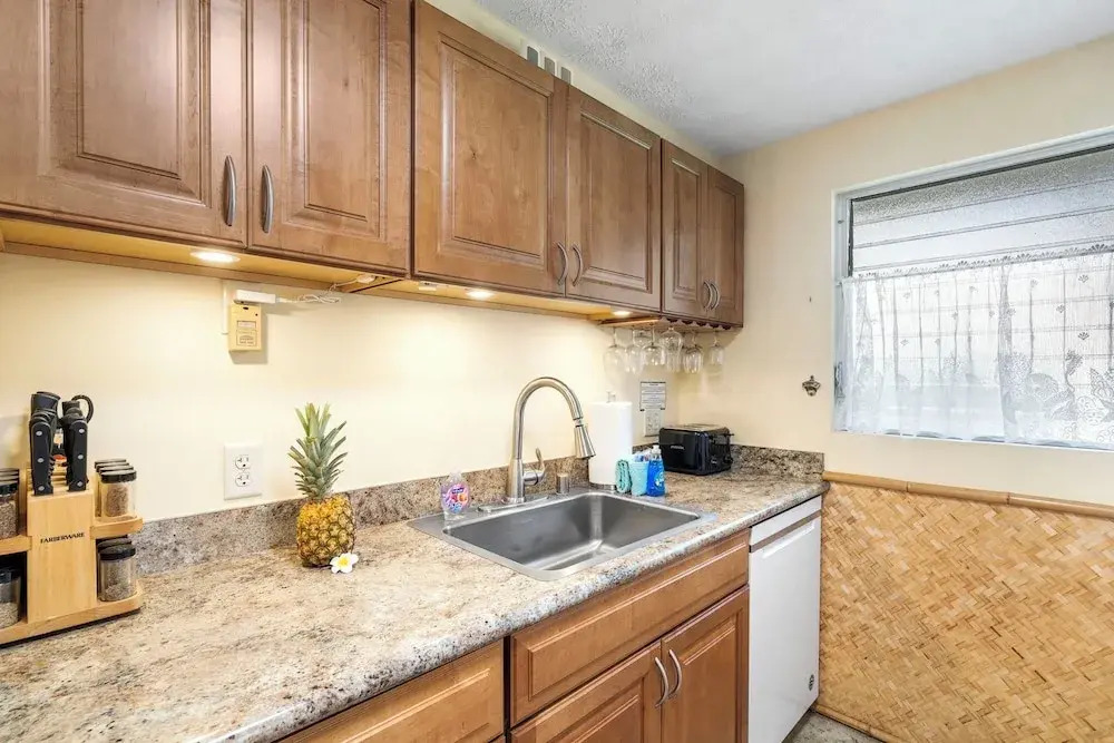 Steps From Lanai to Beach - AC & Wifi - Affordable- Vrkcv