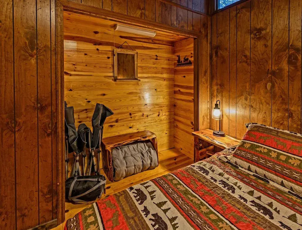 Bear Creek Lodge and Cabins in Helen Ga - Pet Friendly, River on Property, Walking Distance to downtown Helen
