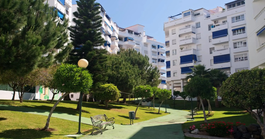 Marbella Sleeps 10 adults Secure underground car park Pool Aircon Fast Wifi
