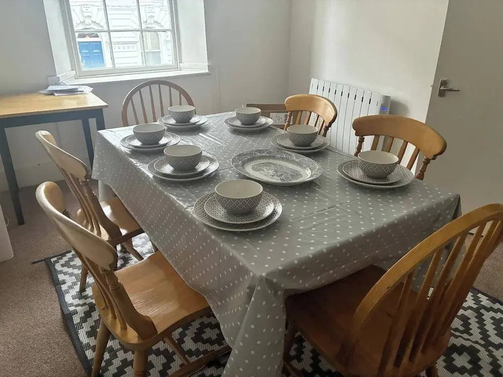 3 Bed Apartment Sleeps 7 - Pets Ok - Tv & Wifi
