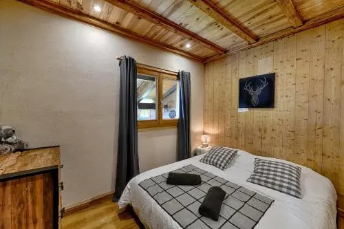 13 personnes,jacuzzi, pied des pistes et des chemins, 4 chambres