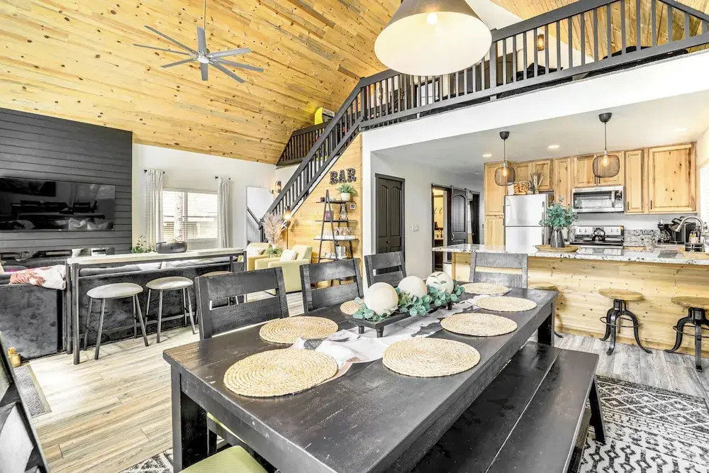 Walk to Trails: Modern Munds Park Mountain Retreat