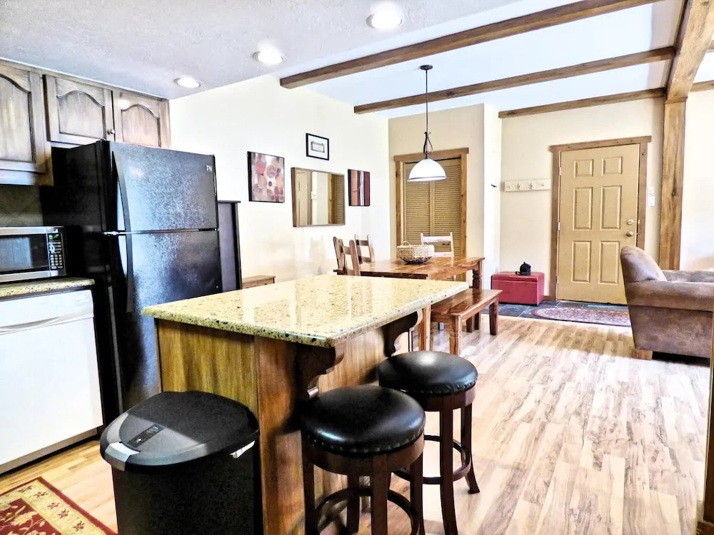 Lift Tickets Ground Floor Pool, Hot Tubs, Near Mtn, Fireplace Shuttle