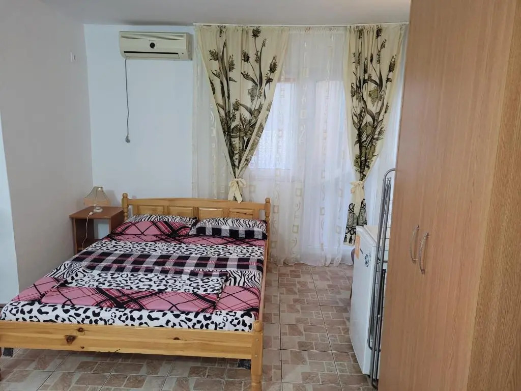 Cazare Eforie Nord, plaja Acapulco-Debarcader, garsoniere Four Studios, bucatarie comuna, baie proprie, etaj 4, fara lift