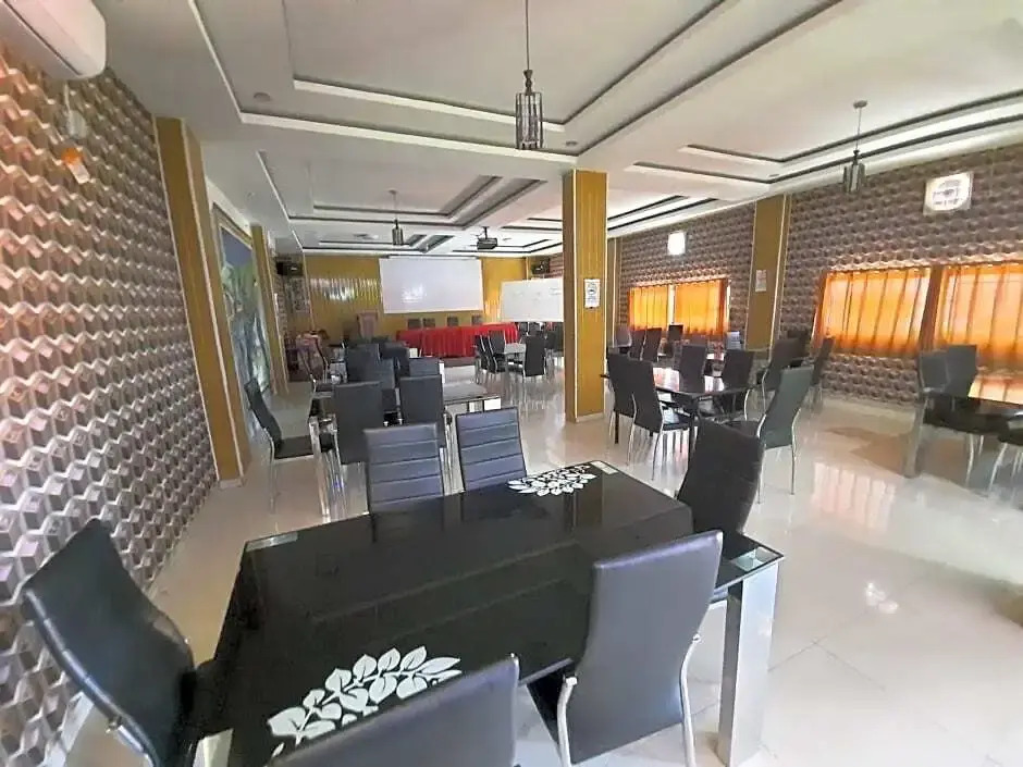 Favour Hotel by Oyo Rooms