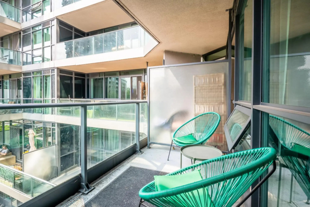 Modern Bright 1Br+Den Unit Downtown