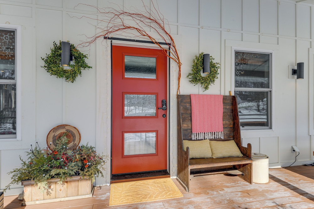 Bradford Group Getaway! Cabin w/ Deck & Fire Pit