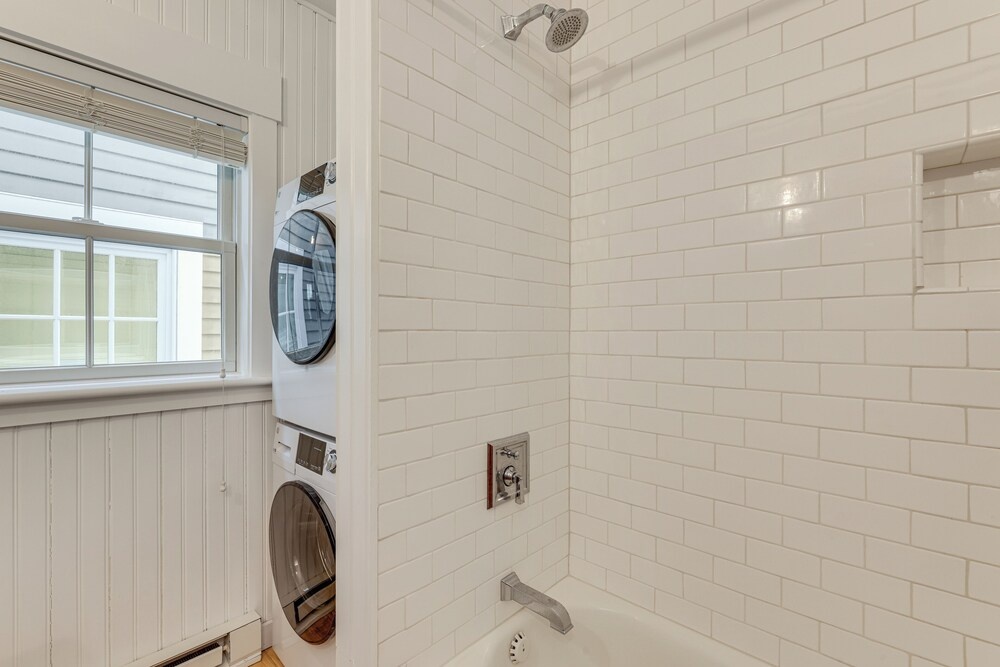 Couples Retreat on Commercial St! Walk to Beach