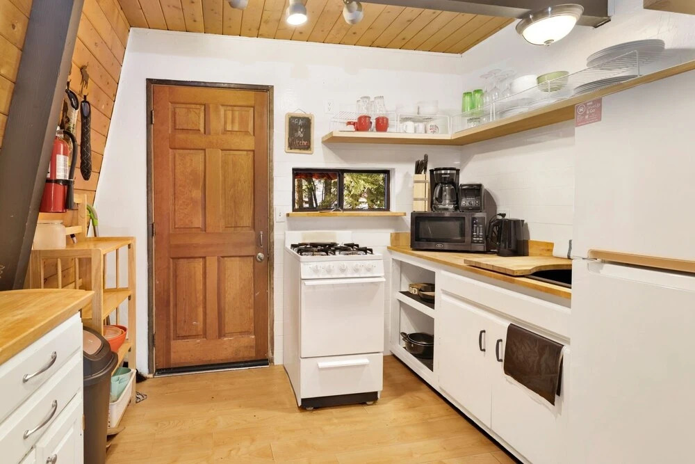 1946-wolf Cub Cabin 2 Bedroom Home by RedAwning