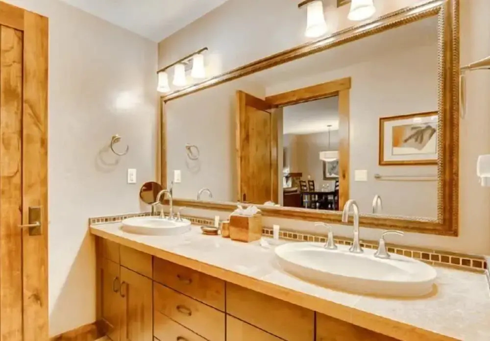 Luxury 2 Bedroom Mountain Vacation Residence With Hot Tub, Pool, and Easy Access to Ski Slopes