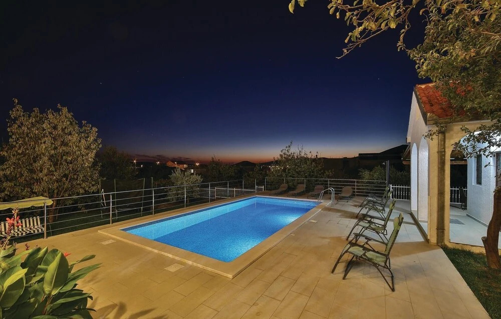 Nice Home in Kastel Luksic With Wifi and 3 Bedrooms