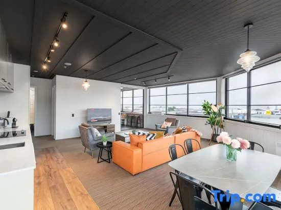 Sunny 3BR Petone Apt   Ocean Views, Walk to Shops