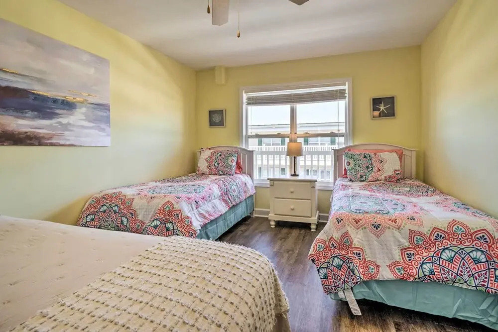Oak Island Condo - Walk to the Beach!
