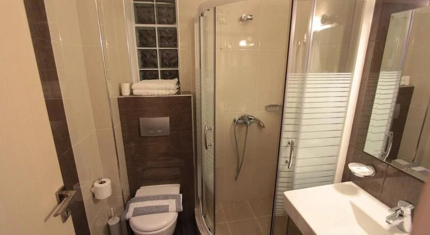 Alarzo Rooms