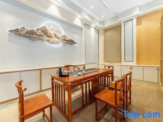 MIduo Hotel (Daxin Lighting Wholesale Center)