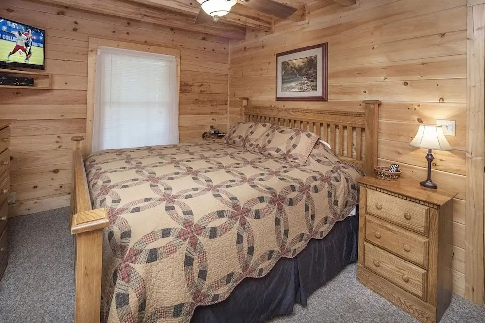 ER205 - Love Nest Great location - Close to town! cabin