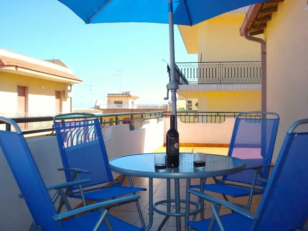 Delfino1 CaseSicule, Nice Apartment with Terrace, Sand Beach at 70 mt, Wi-Fi