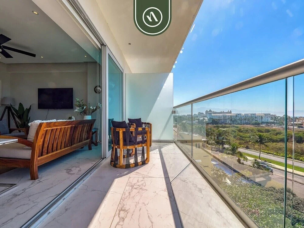 Luxury 3 BR Condo - Beach Access 1 Block Away