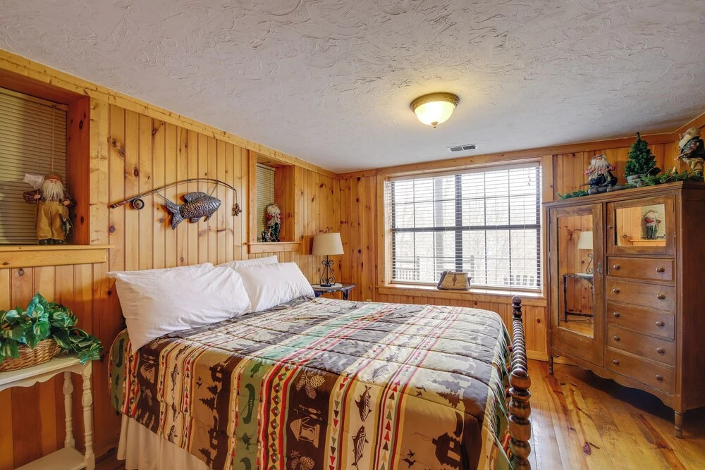 Smoky Mountains Cabin w/ Hot Tub, Deck & Views!