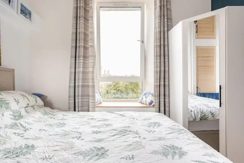 Warm, Upgraded Top-floor Flat in Finnieston