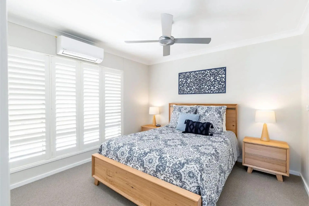 Sandy Beach House - Corlette Waterfront