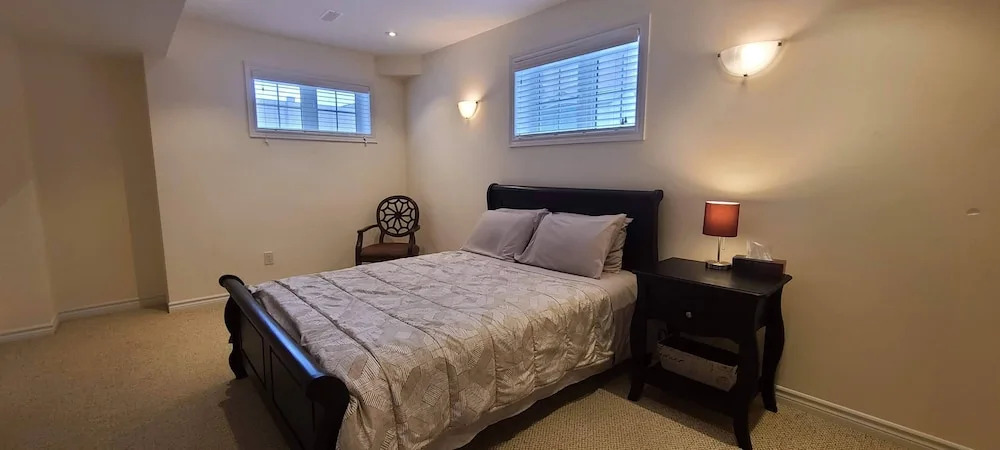 Spacious 2 BR, 3 Beds, Sleeps 6, Kitchen, Laundry