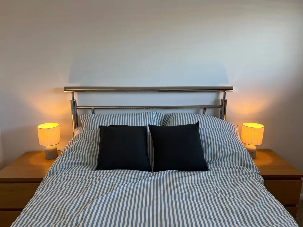 Beach Chalet - 2 Bedrooms - 4 Guests - Parking